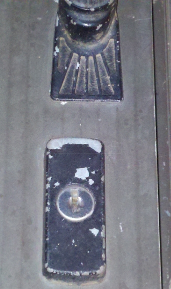 User submitted picture of storm door key lock.