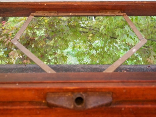 User's photo of their window crank operator.