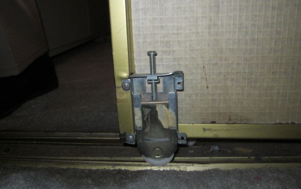 User submitted a photo of mirror door hardware.