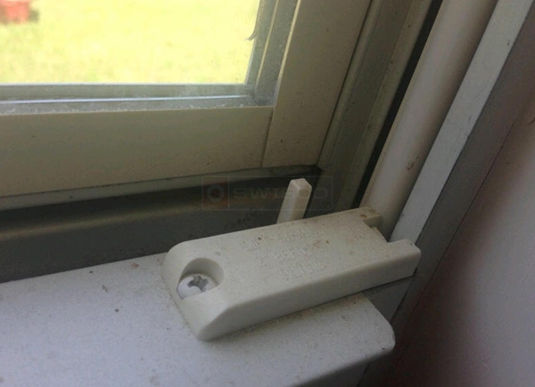User submitted a photo of a tilt latch.
