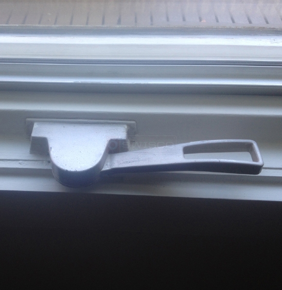User submitted a photo of a window latch.