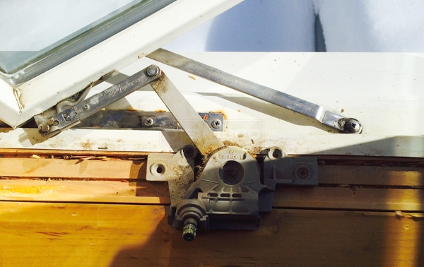 User submitted photos of a window operator.