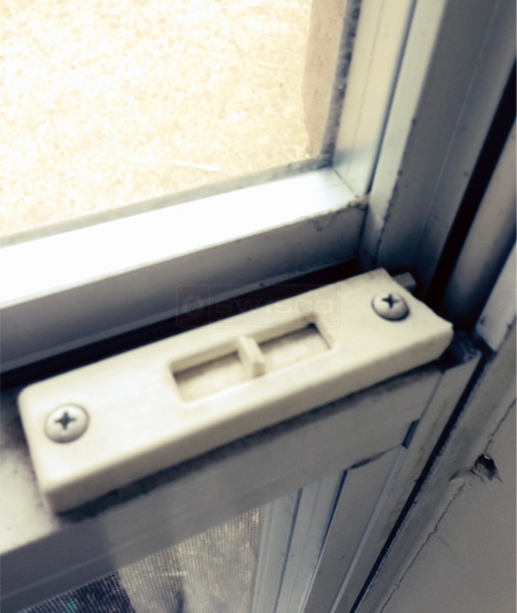 User submitted a photo of a tilt latch.