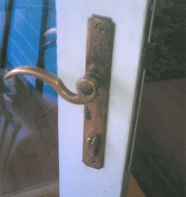 User submitted a photo of a door handle.