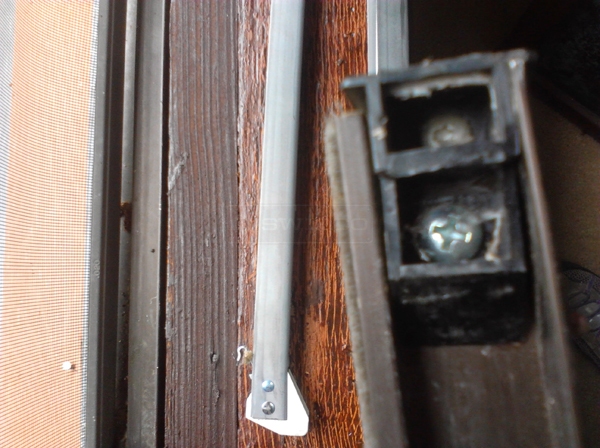 User submitted a photo of window hardware.