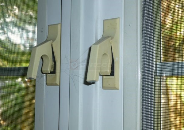 User submitted a photo of window latches.
