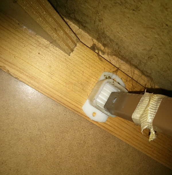 User submitted a photo of a drawer bracket.