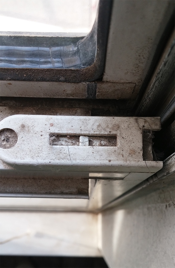 User submitted a photo of a tilt latch.