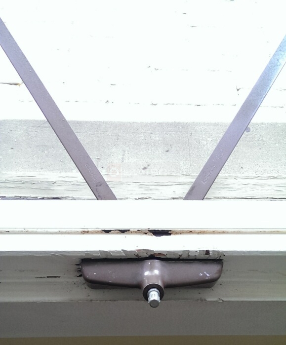 User submitted photo of their window hardware.