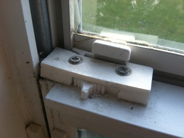 User submitted a photo of a tilt latch.