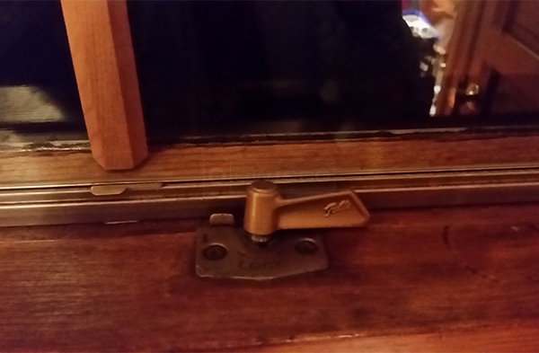 User submitted a photo of a window lock.