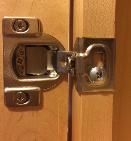 User submitted image of their drawer and cabinet hardware.