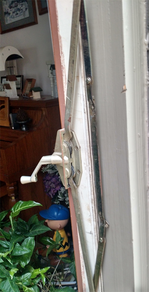 User submitted image of their window hardware.