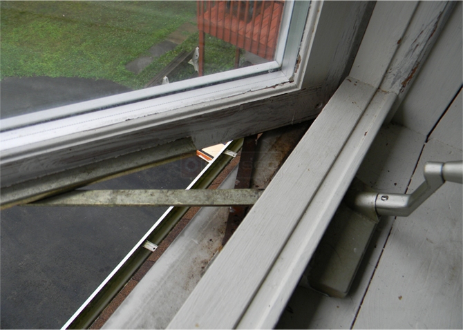 User submitted image of their window hardware.
