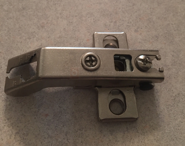 User submitted image of their drawer and cabinet hardware.