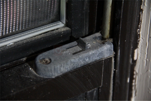 A user submited photo of window tilt latches