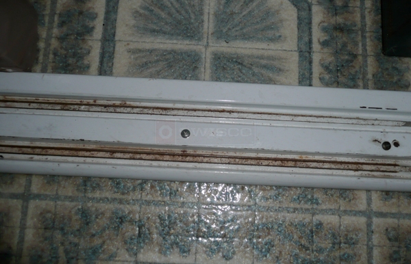 User submitted a photo of mirrored door track.
