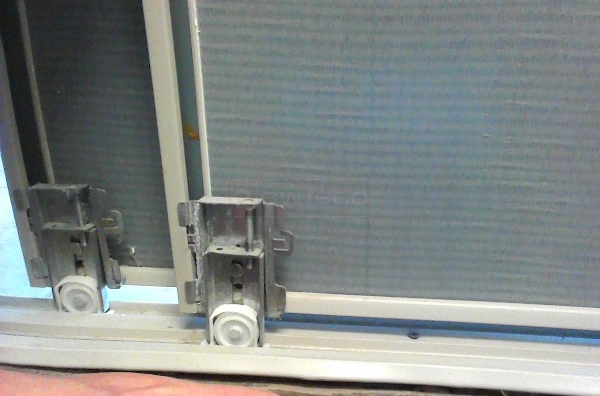 User submitted photos of a mirror door track.