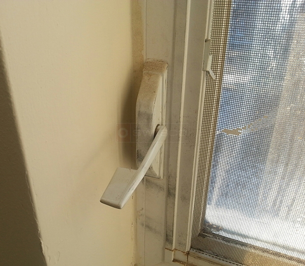 User submitted a photo of a window lock.