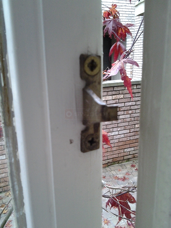 User submitted a photo of window hardware.