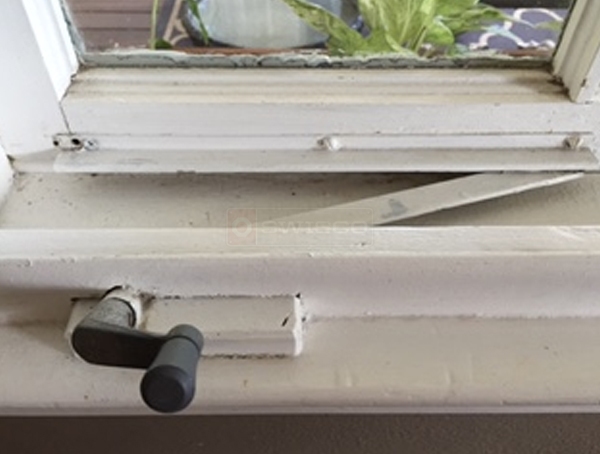 User submitted photo of their window hardware.