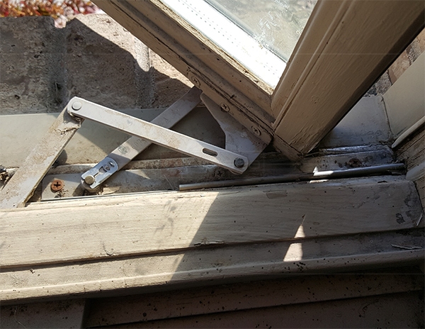 User submitted a photo of a window operator.