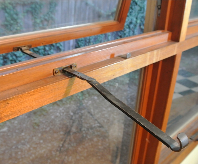 User submitted image of their window hardware.