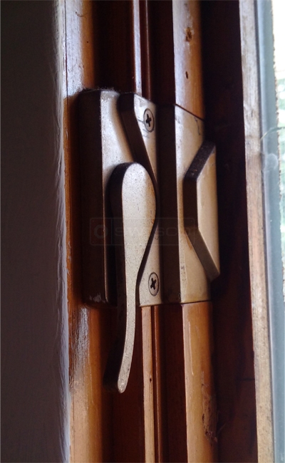 User submitted image of their window hardware.