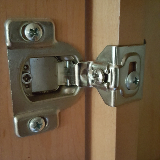 User submitted image of their drawer and cabinet hardware.