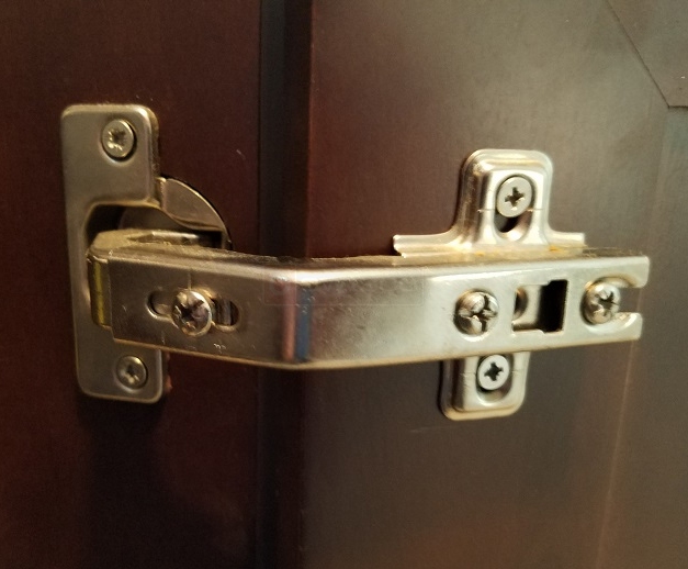 User submitted image of their drawer and cabinet hardware.