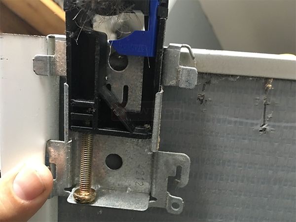 User submitted a photo of closet hardware.