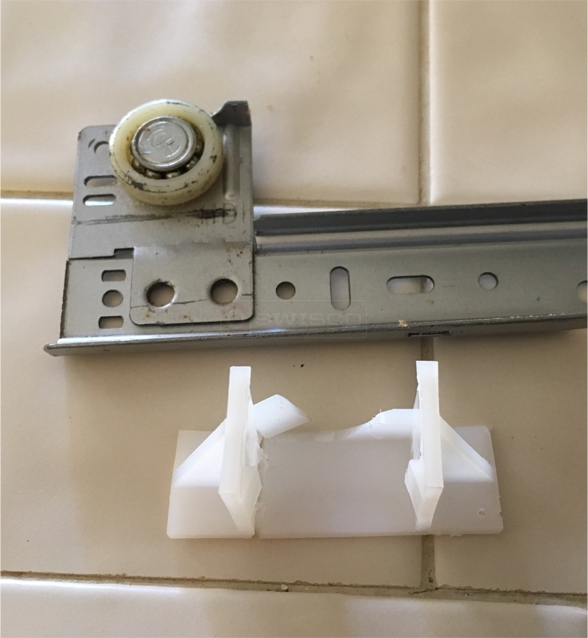 User submitted image of their drawer and cabinet hardware.