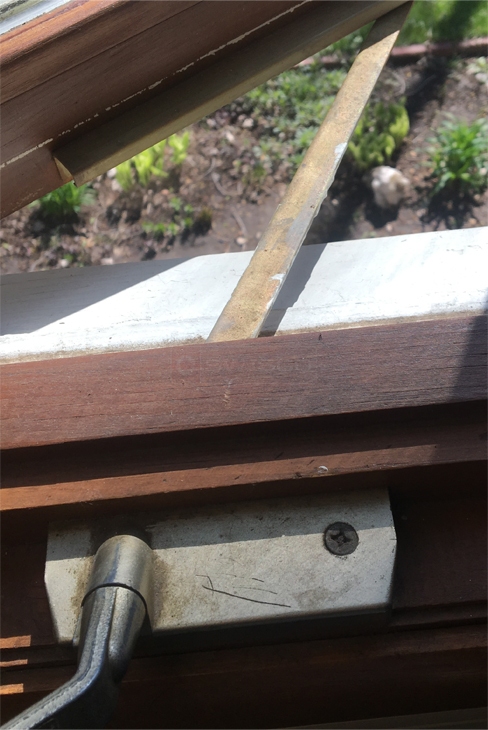 User submitted image of their window hardware.