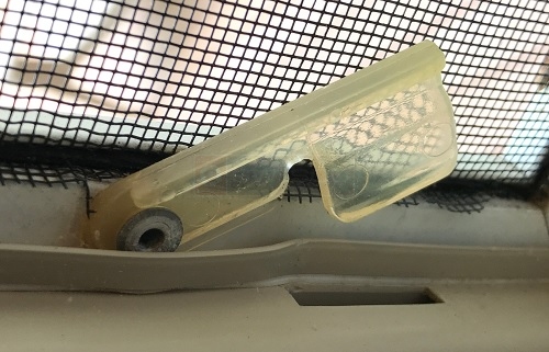 how to install window screen latches