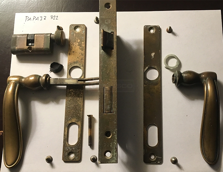 User submitted photos of a door handle set.