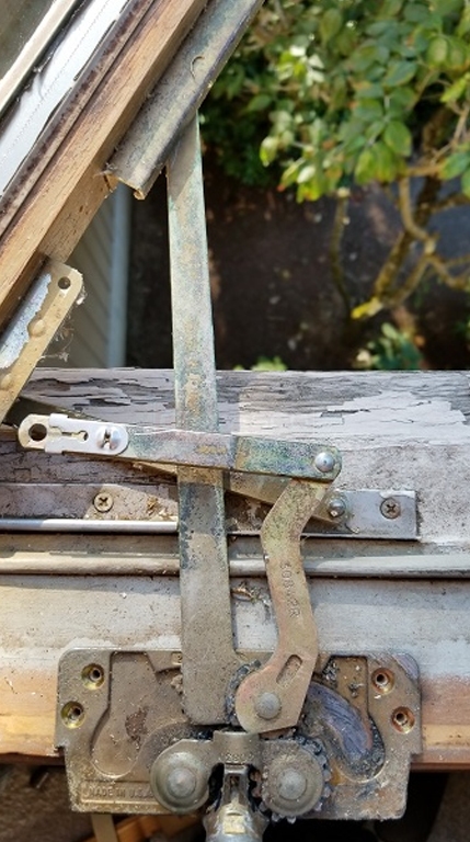 User submitted image of their window hardware.