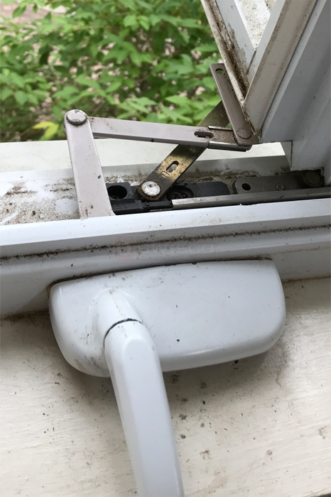 User submitted image of their window hardware.