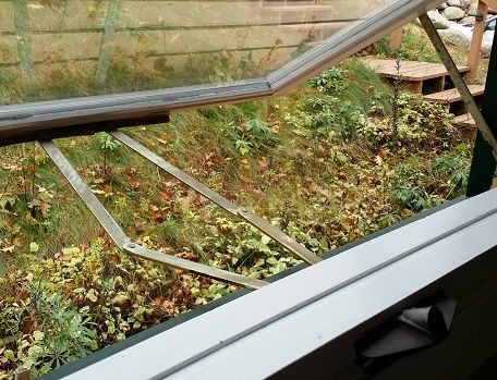 User submitted image of their window hardware.
