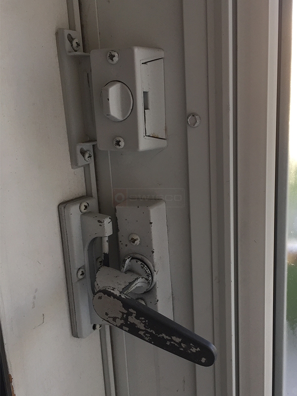 User submitted photos of a storm door handle set.