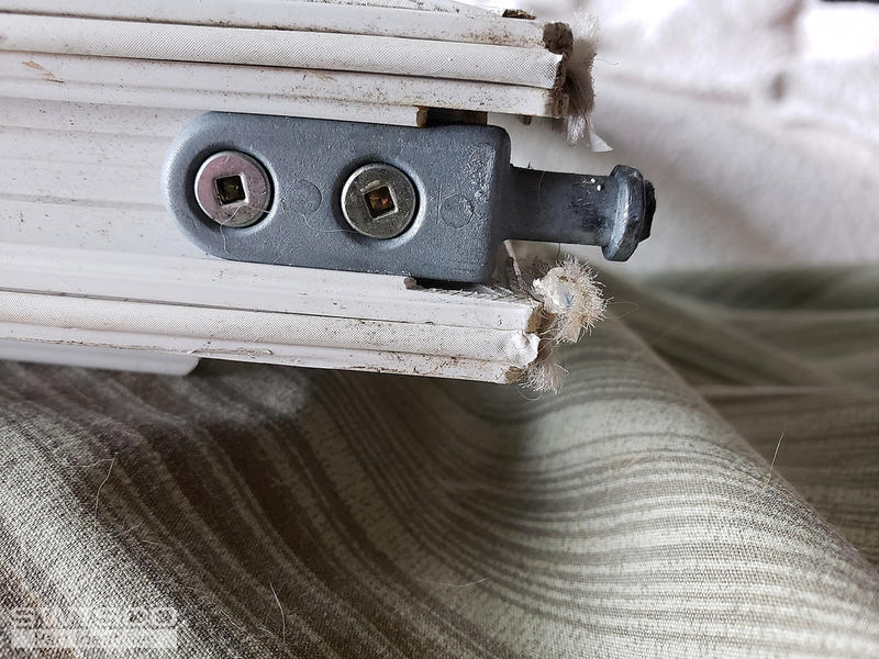 Tilt window sash pivot bar