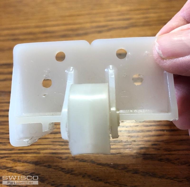 Drawer glide with a roller