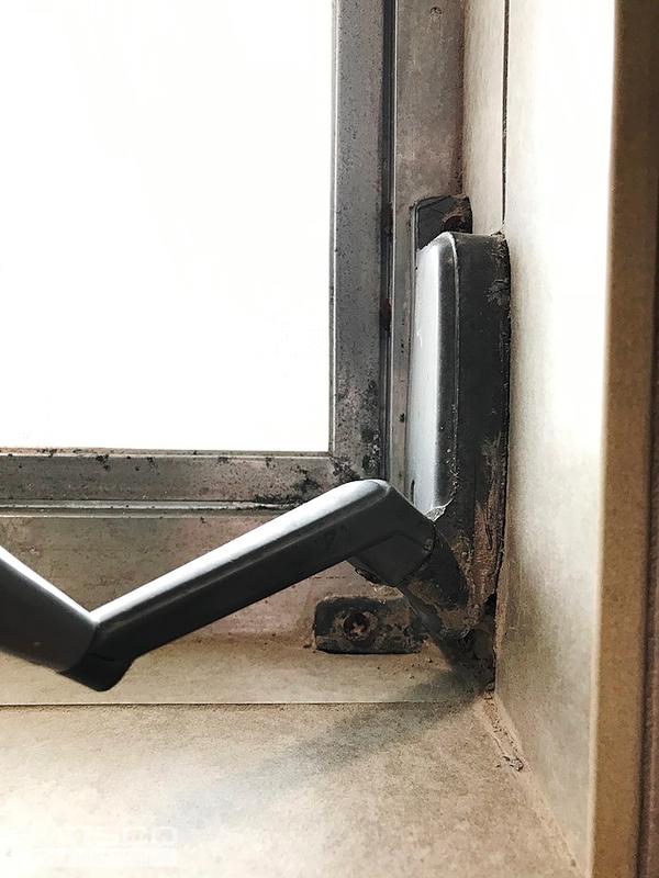 Small bathroom window crank