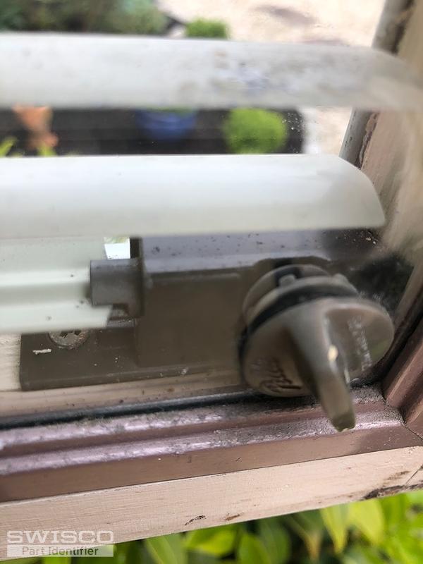 Device that adjusts blinds