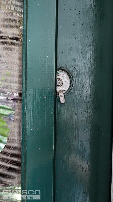 PXL_Screen latch for panel in storm door