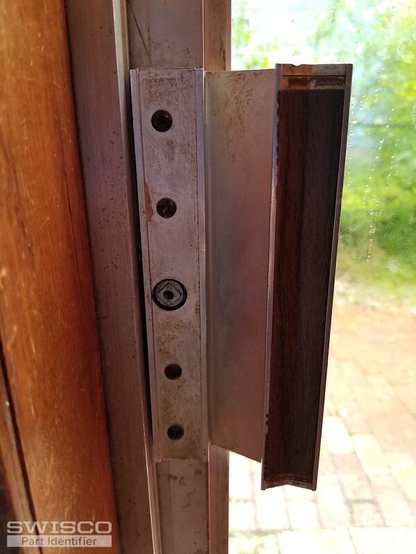 Sliding door handle with no lever to lock door