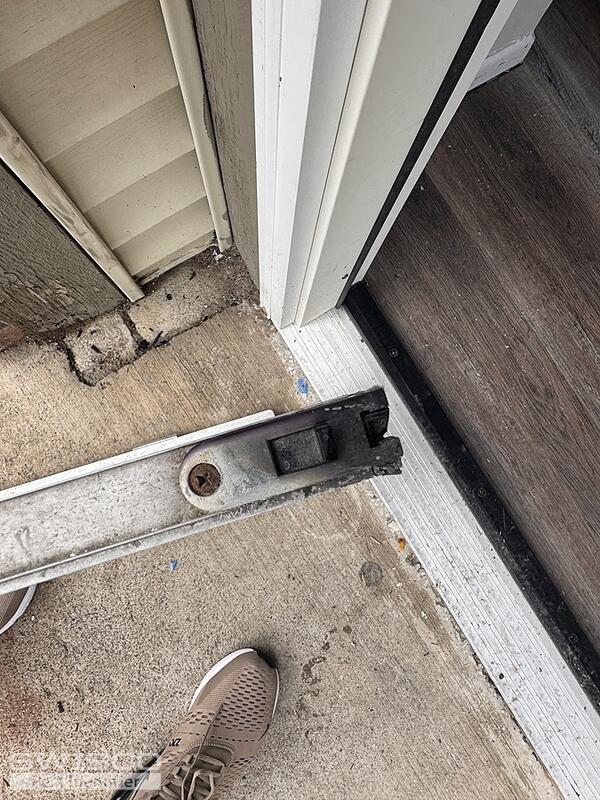 Surface mounted tilt latch