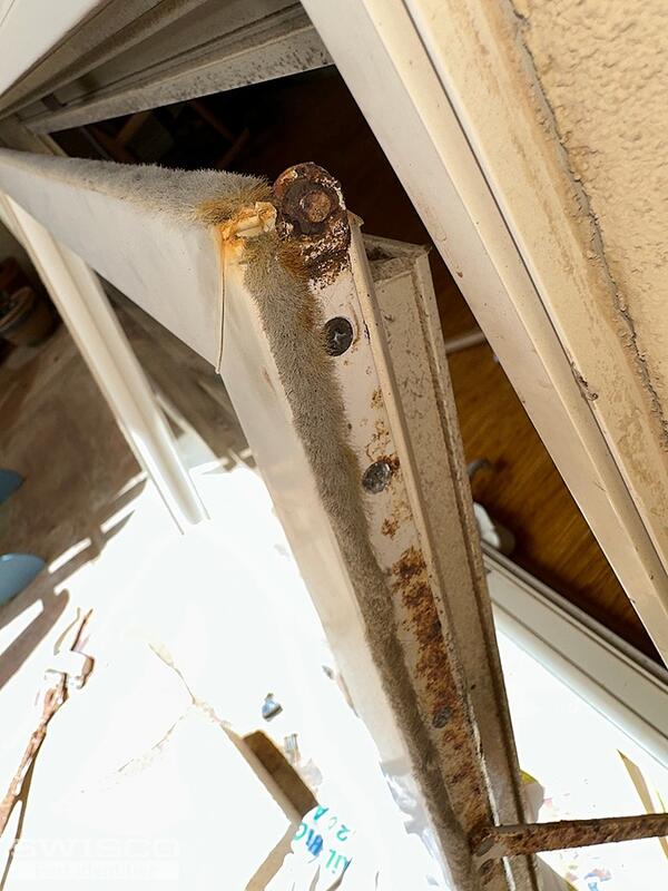 Broken hinge